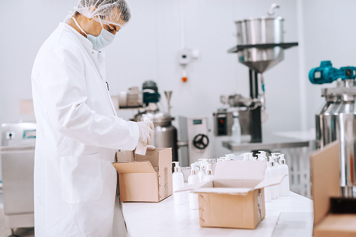 Investigador preparando muestras cosméticas y midiendo ingredientes activos