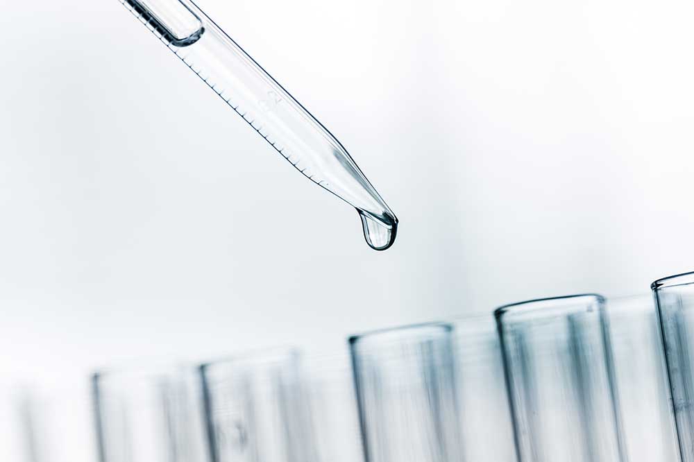 Científicos y técnicos realizando formulación y pruebas cosméticas en el laboratorio de HELLESKIN